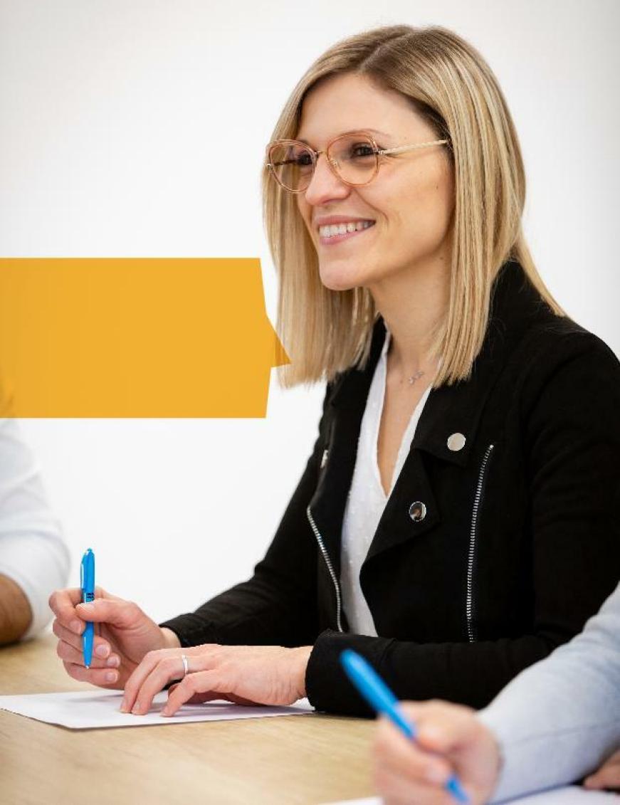 Collaboratrice comptable de Cerfrance souriante en Réunion